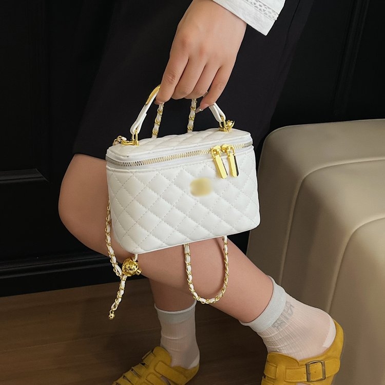 Geantă mini box pătrată, textură quilt și curea cu lanț pentru umăr