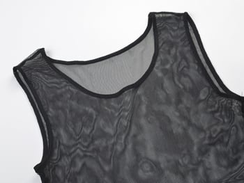 Set din două piese: top cu mânecă scurtă și guler rotund, în imprimeu retro, și fustă în stil fishtail cu margine în formă de frunză de lotus