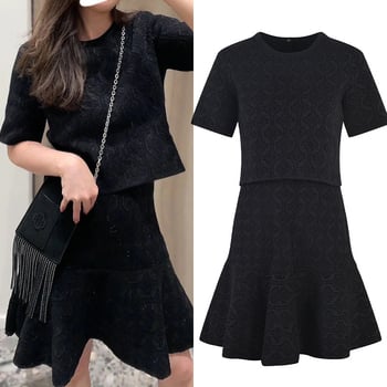 Set din două piese: top cu mânecă scurtă și guler rotund, în imprimeu retro, și fustă în stil fishtail cu margine în formă de frunză de lotus