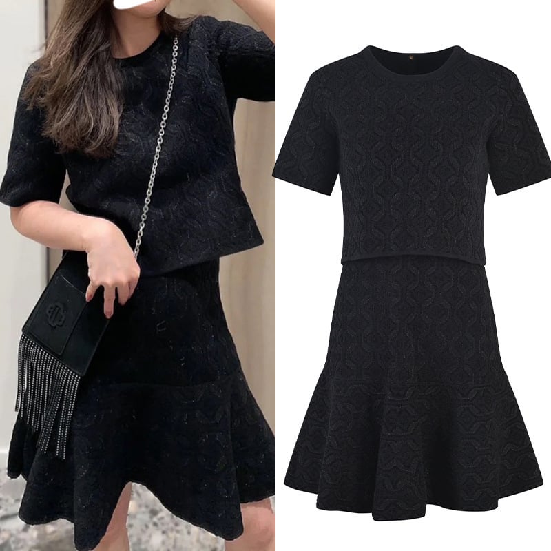 Set din două piese: top cu mânecă scurtă și guler rotund, în imprimeu retro, și fustă în stil fishtail cu margine în formă de frunză de lotus