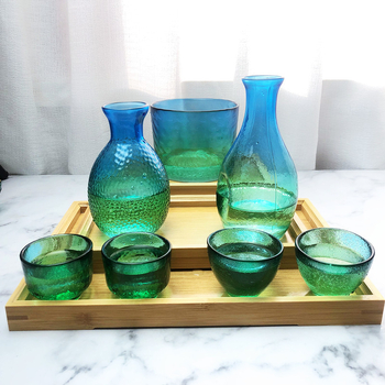 Set japonez de saké cu textură ciocănită, decantor în gradient albastru-păun și încălzitor pentru uz casnic