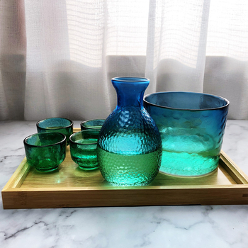 Set japonez de saké cu textură ciocănită, decantor în gradient albastru-păun și încălzitor pentru uz casnic