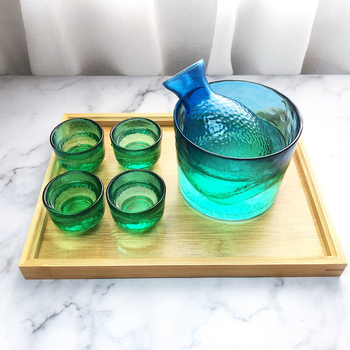 Set japonez de saké cu textură ciocănită, decantor în gradient albastru-păun și încălzitor pentru uz casnic