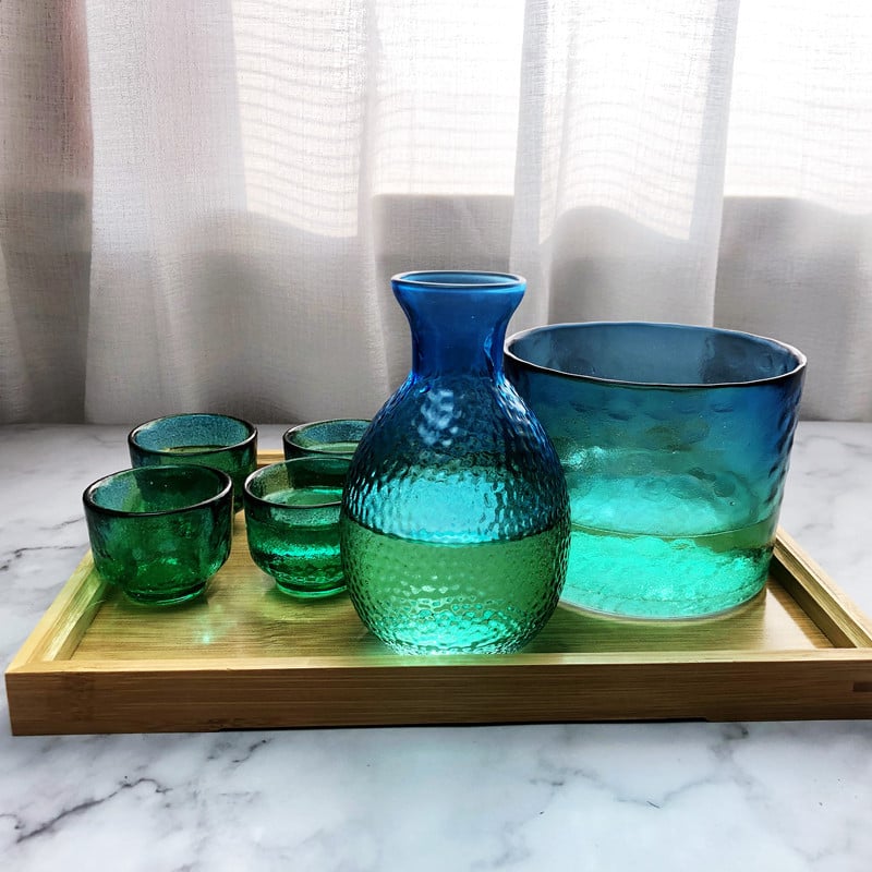 Set japonez de saké cu textură ciocănită, decantor în gradient albastru-păun și încălzitor pentru uz casnic