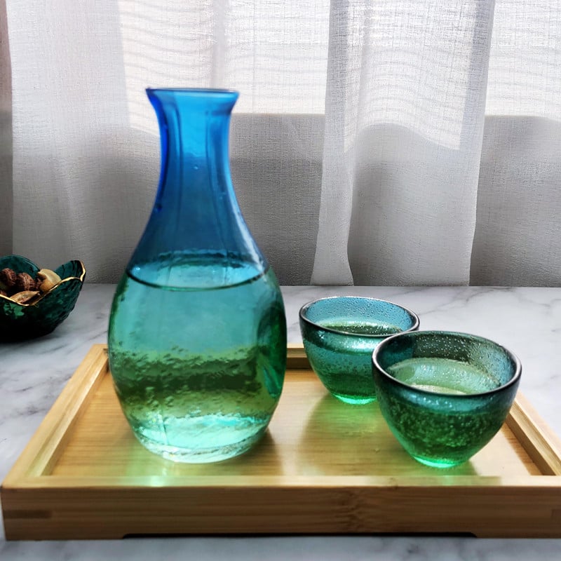 Set japonez de saké cu textură ciocănită, decantor în gradient albastru-păun și încălzitor pentru uz casnic