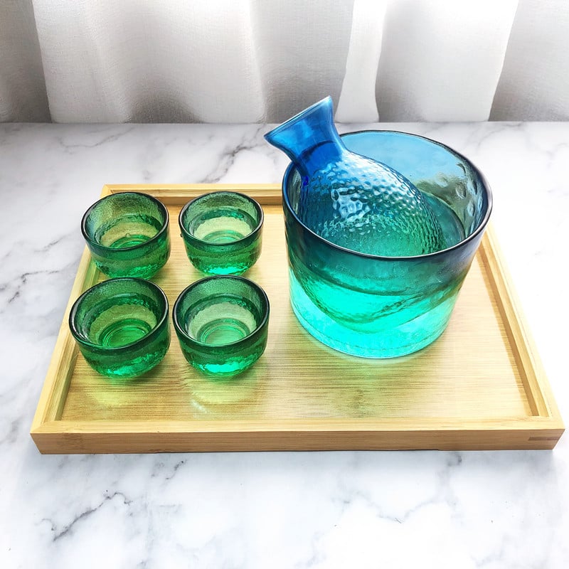 Set japonez de saké cu textură ciocănită, decantor în gradient albastru-păun și încălzitor pentru uz casnic