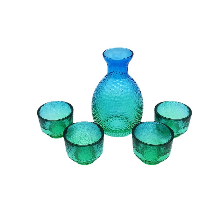 Set japonez de saké cu textură ciocănită, decantor în gradient albastru-păun și încălzitor pentru uz casnic