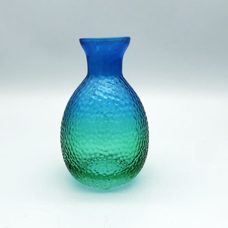 Set japonez de saké cu textură ciocănită, decantor în gradient albastru-păun și încălzitor pentru uz casnic