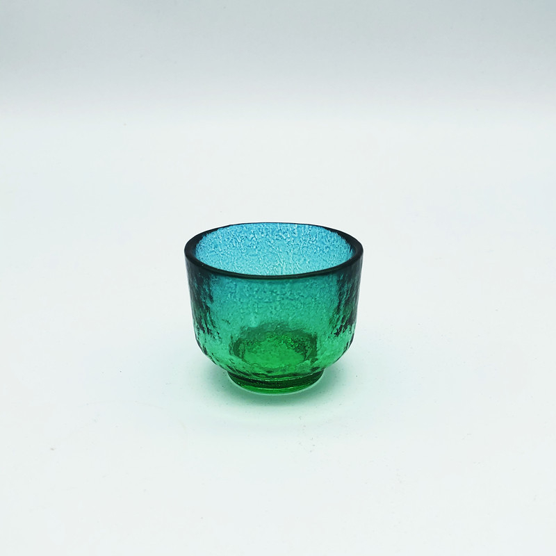 Set japonez de saké cu textură ciocănită, decantor în gradient albastru-păun și încălzitor pentru uz casnic