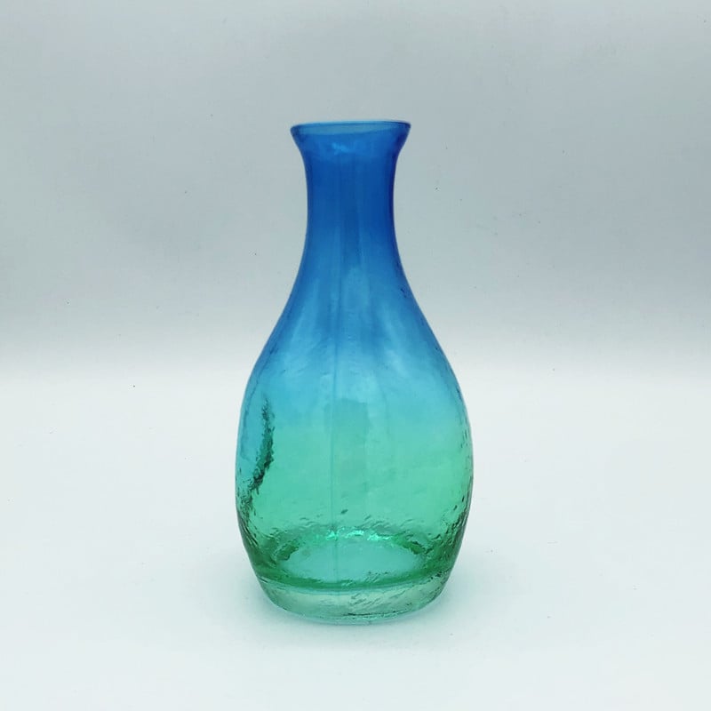 Set japonez de saké cu textură ciocănită, decantor în gradient albastru-păun și încălzitor pentru uz casnic