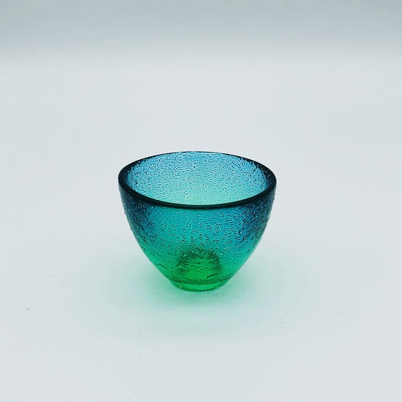 Set japonez de saké cu textură ciocănită, decantor în gradient albastru-păun și încălzitor pentru uz casnic
