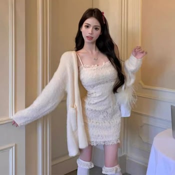 Set feminin: rochie cu dantelă pe bretele și cardigan tricotat.
