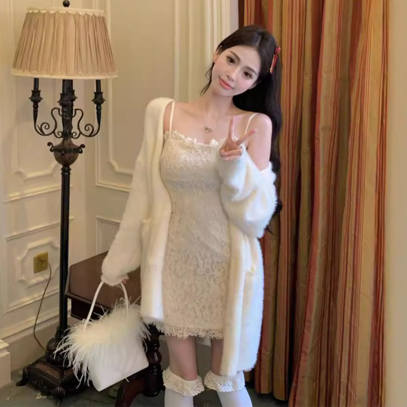 Set feminin: rochie cu dantelă pe bretele și cardigan tricotat.