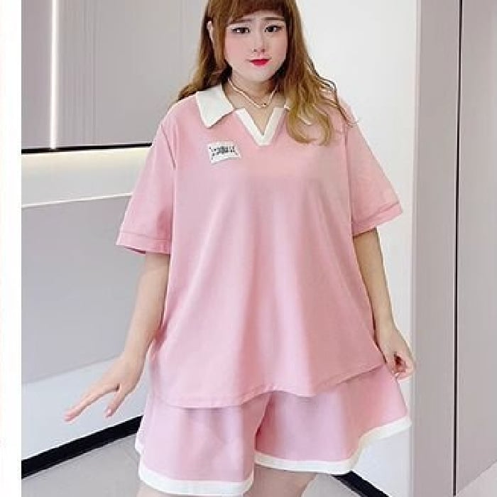 Set sport plus size, croială lejeră și modernă, cu efect slimming vizual, top cu mâneci scurte și șorturi largi