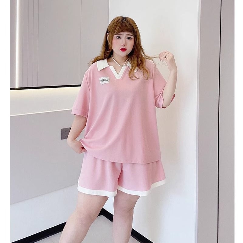 Set sport plus size, croială lejeră și modernă, cu efect slimming vizual, top cu mâneci scurte și șorturi largi