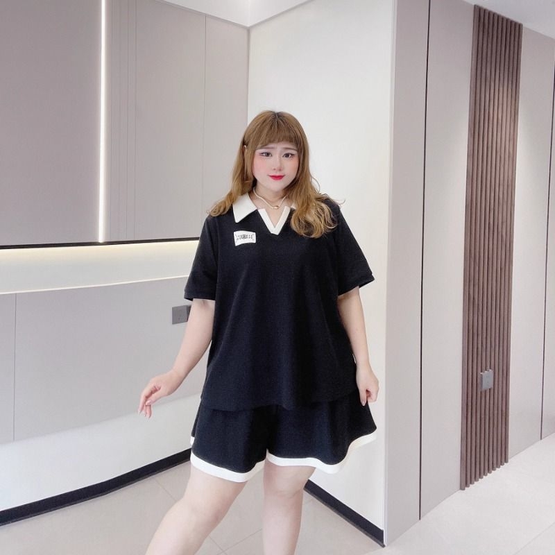 Set sport plus size, croială lejeră și modernă, cu efect slimming vizual, top cu mâneci scurte și șorturi largi