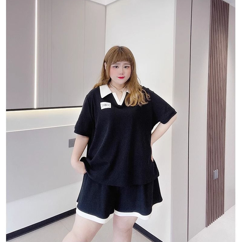 Set sport plus size, croială lejeră și modernă, cu efect slimming vizual, top cu mâneci scurte și șorturi largi