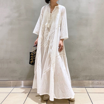 Rochie japoneză retro albă, decolteu în V, șnururi cu ciucuri, broderie florală bogată, lungă, croială A-line, mâneci 3/4