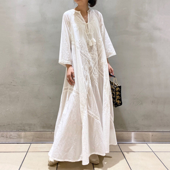 Rochie japoneză retro albă, decolteu în V, șnururi cu ciucuri, broderie florală bogată, lungă, croială A-line, mâneci 3/4