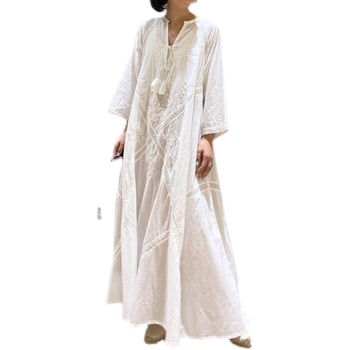 Rochie japoneză retro albă, decolteu în V, șnururi cu ciucuri, broderie florală bogată, lungă, croială A-line, mâneci 3/4