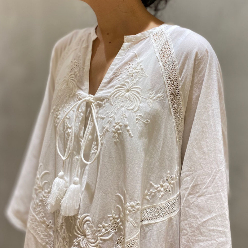 Rochie japoneză retro albă, decolteu în V, șnururi cu ciucuri, broderie florală bogată, lungă, croială A-line, mâneci 3/4