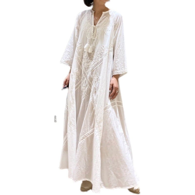 Rochie japoneză retro albă, decolteu în V, șnururi cu ciucuri, broderie florală bogată, lungă, croială A-line, mâneci 3/4