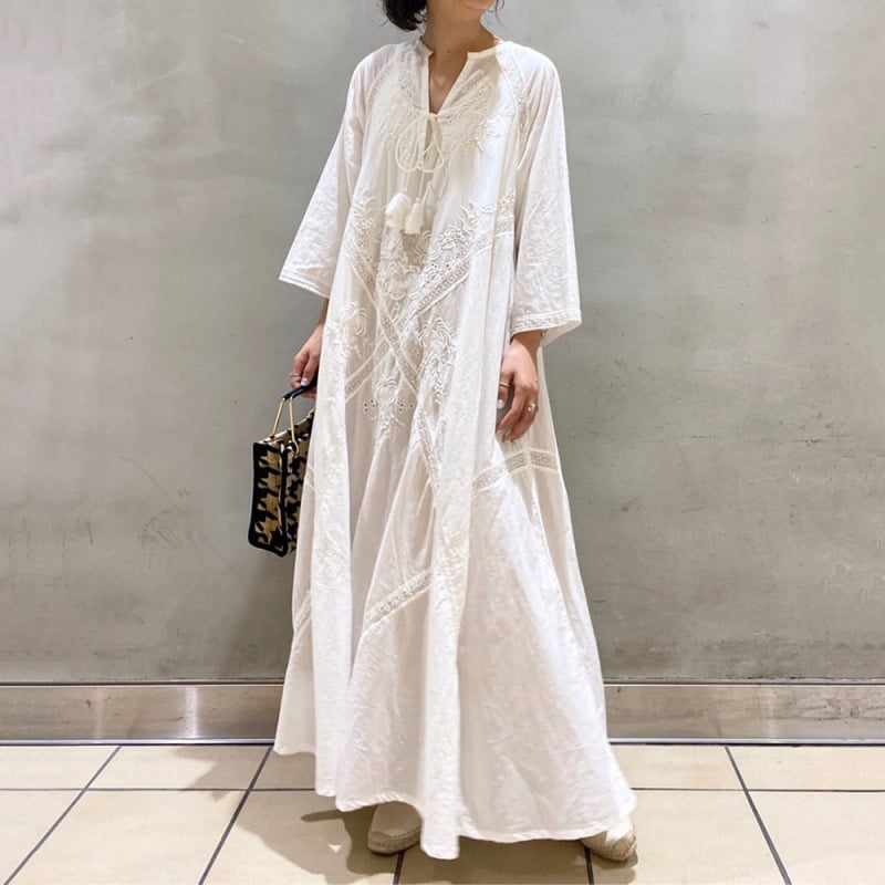 Rochie japoneză retro albă, decolteu în V, șnururi cu ciucuri, broderie florală bogată, lungă, croială A-line, mâneci 3/4