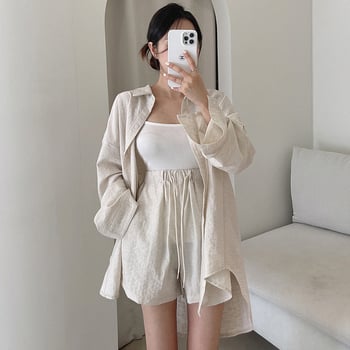 Set din două piese din in: cămașă cu protecție solară din in și shorts largi, talie înaltă, cu șnur.