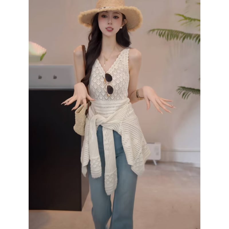 Set din două piese tricotate: cardigan decupat cu perforații și top fără mâneci, stil franțuzesc elegant