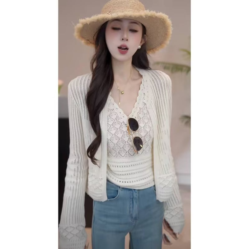 Set din două piese tricotate: cardigan decupat cu perforații și top fără mâneci, stil franțuzesc elegant