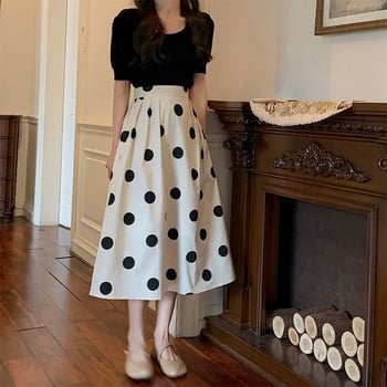 Set pentru femei: fustă cu talie înaltă în stil umbrela cu buline și tricou negru