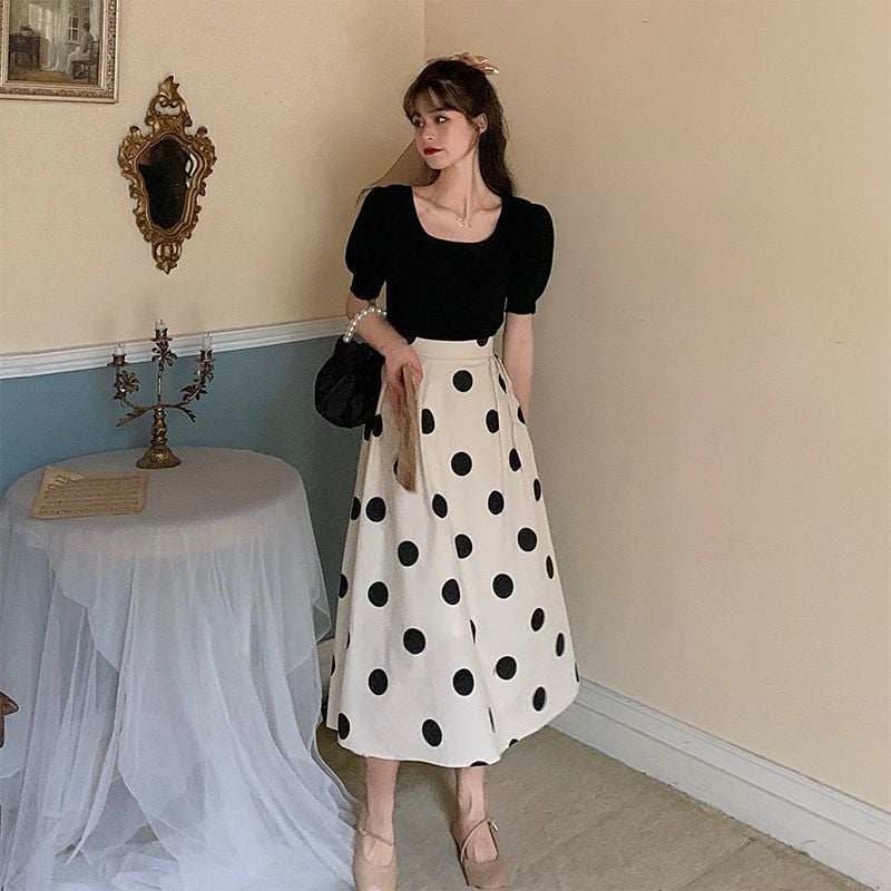 Set pentru femei: fustă cu talie înaltă în stil umbrela cu buline și tricou negru