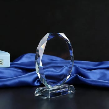 Trofeu din cristal octagonal alb, piesă negravată pentru gravură