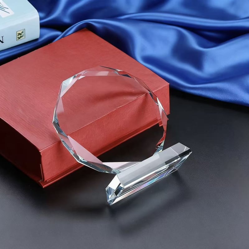 Trofeu din cristal octagonal alb, piesă negravată pentru gravură