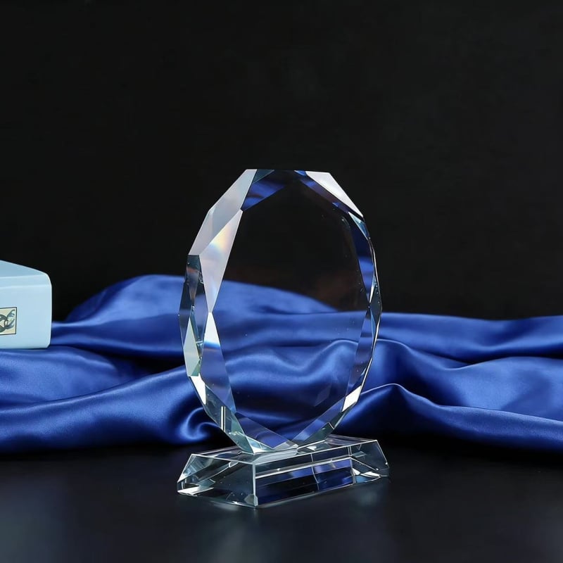 Trofeu din cristal octagonal alb, piesă negravată pentru gravură