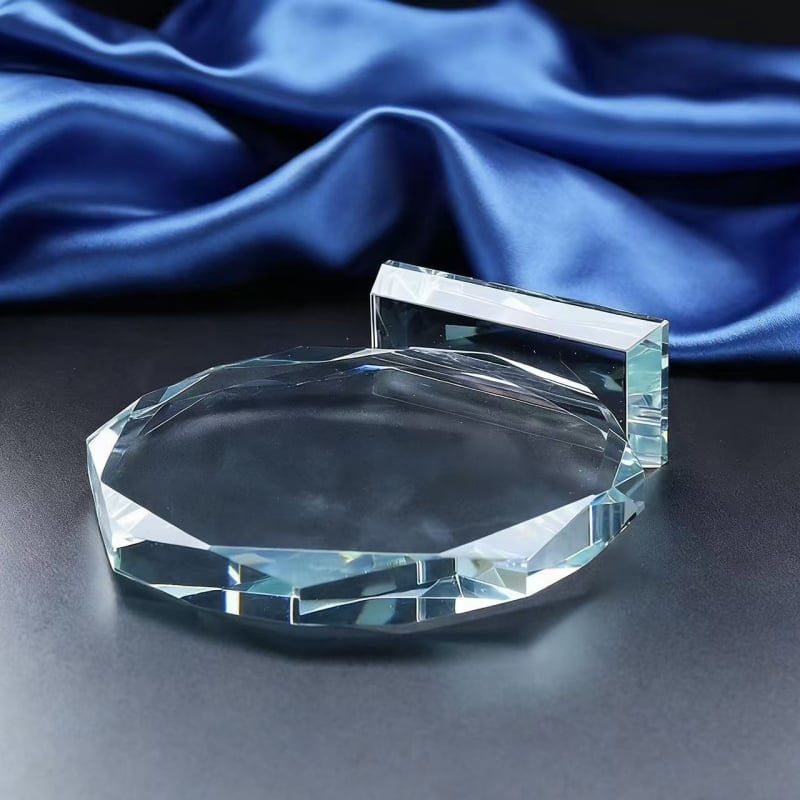 Trofeu din cristal octagonal alb, piesă negravată pentru gravură