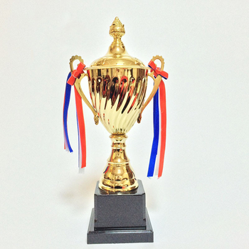 Metalni trofej za sportska natjecanja s otisnutim logom