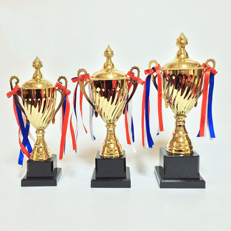 Metalni trofej za sportska natjecanja s otisnutim logom