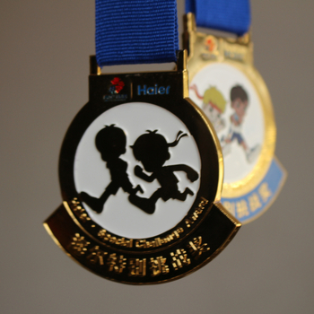 Medalie metalică personalizată pentru maraton – finisaj email și placare electrolitică