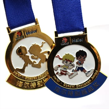Medalie metalică personalizată pentru maraton – finisaj email și placare electrolitică