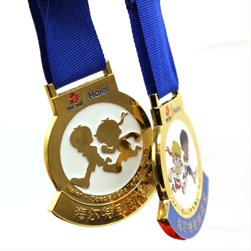Medalie metalică personalizată pentru maraton – finisaj email și placare electrolitică