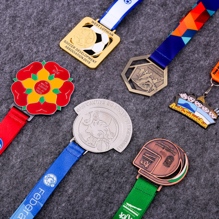 Prilagođeni metalni medali i pločice za dječje maratone i sportske događaje