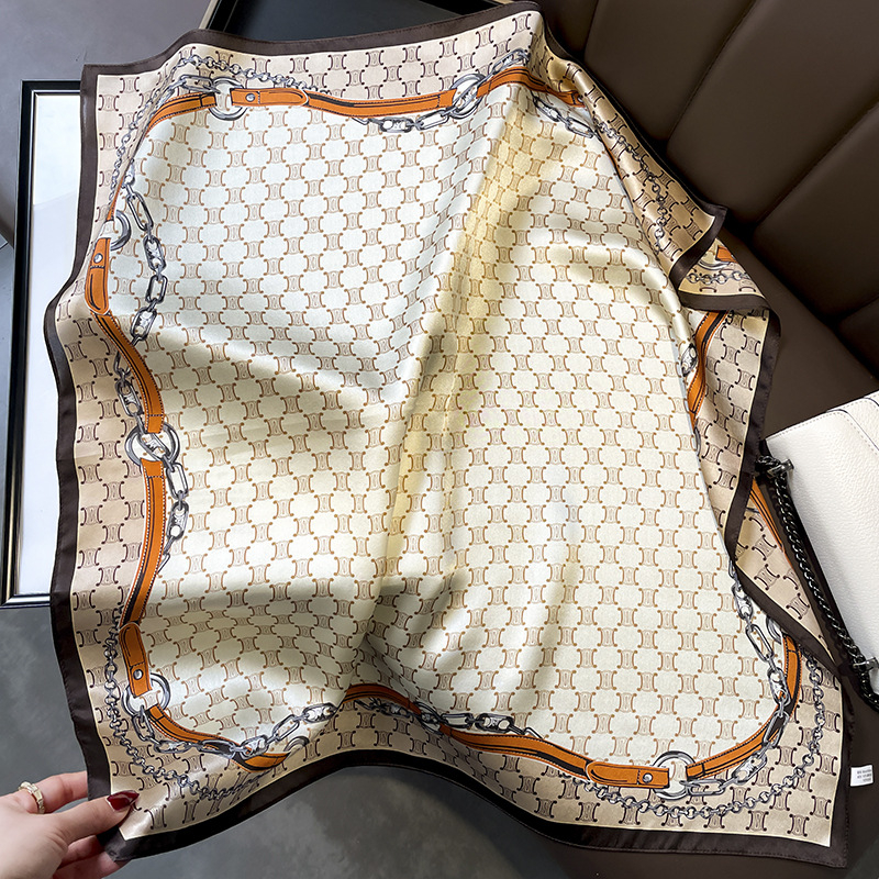 70 cm-es négyszögletes selyemsál, mulberry selyemből, betűlánc mintával
