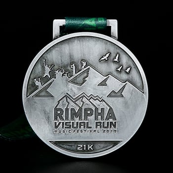 Medalie metalică personalizată pentru maraton și eveniment sportiv, cu finisaj emailat și electroplacare