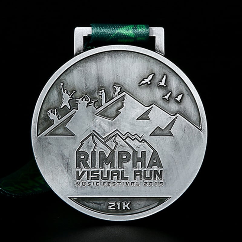 Medalie metalică personalizată pentru maraton și eveniment sportiv, cu finisaj emailat și electroplacare