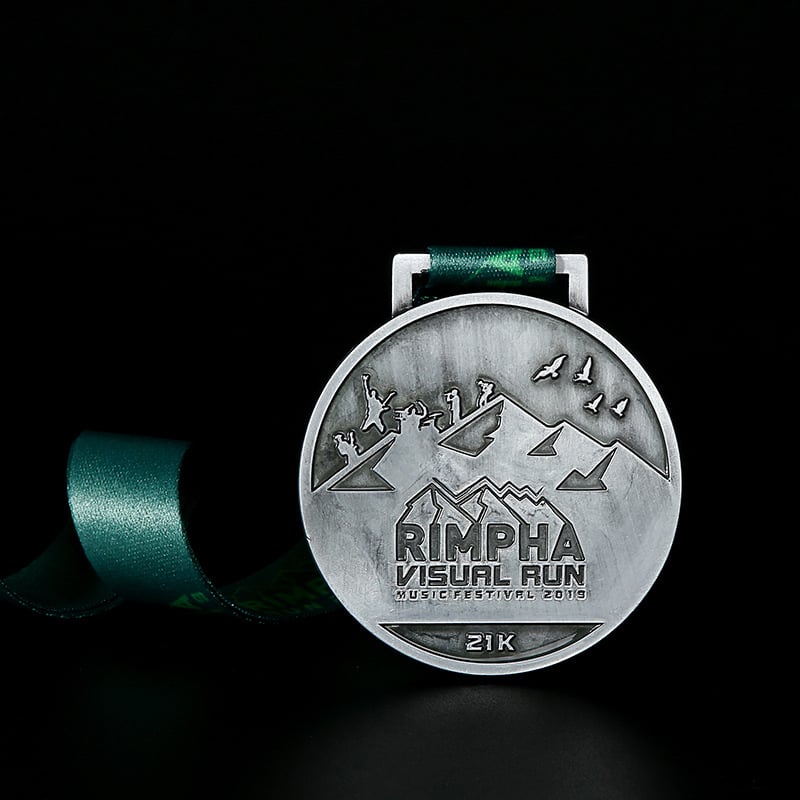 Medalie metalică personalizată pentru maraton și eveniment sportiv, cu finisaj emailat și electroplacare