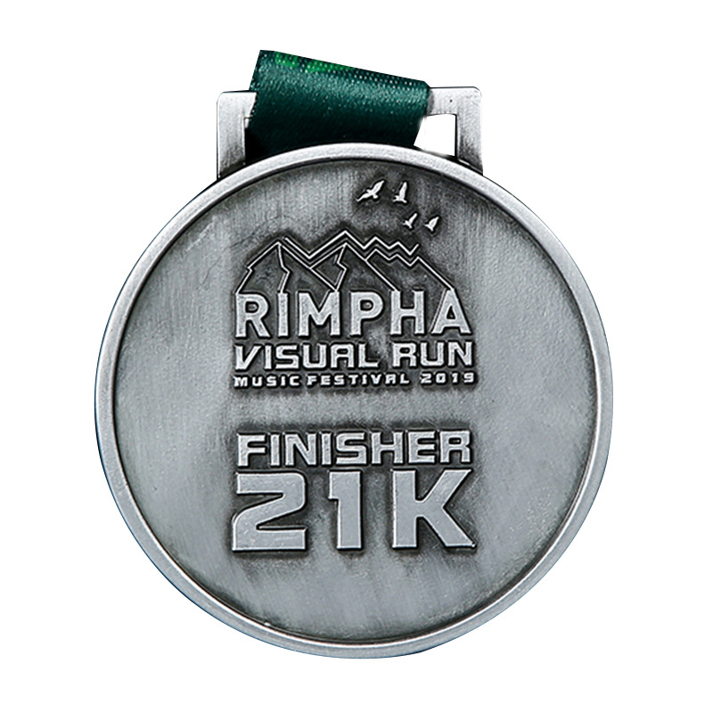 Medalie metalică personalizată pentru maraton și eveniment sportiv, cu finisaj emailat și electroplacare