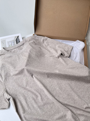 Tricou bărbătesc din bumbac, broderie cu ponei, guler rotund, mâneci scurte, croială lejeră, culoare uni, disponibil în patru culori, vară 2025