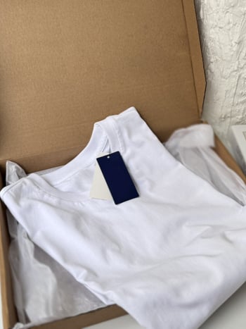 Tricou bărbătesc din bumbac, broderie cu ponei, guler rotund, mâneci scurte, croială lejeră, culoare uni, disponibil în patru culori, vară 2025