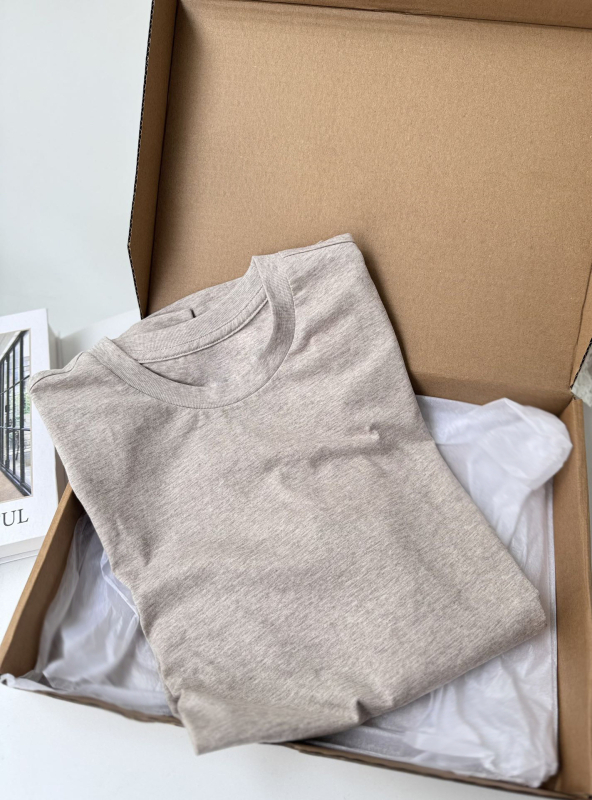 Tricou bărbătesc din bumbac, broderie cu ponei, guler rotund, mâneci scurte, croială lejeră, culoare uni, disponibil în patru culori, vară 2025